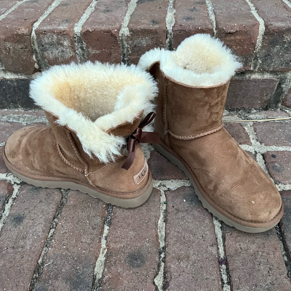 UGG Women’s Bailey Bow Boot II Boot Chestnut Color Size 8